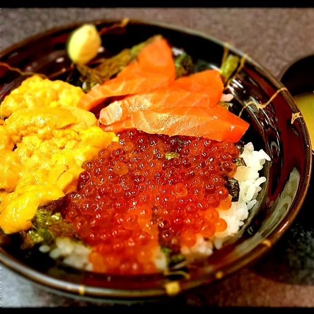 うに•いくら•サーモンの三種盛り丼♫|あこさん