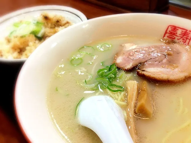 白ラーメン＋ランチごはん。高級すがきやはラーメンフォークじゃなくてレンゲ。味は普通の寿がきやの延長線上。|liccaさん