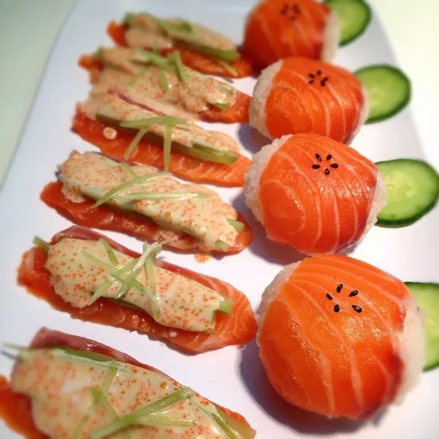 Snapdishの料理写真:Salmon sushi|sodsai sumさん