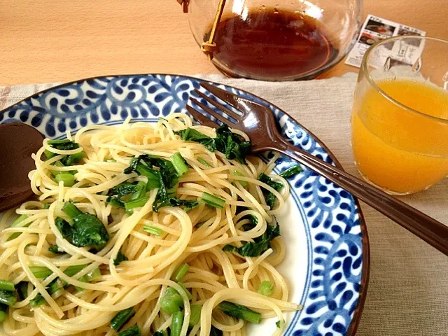 Snapdishの料理写真:スペイン土産のアンチョビとオリーブオイルにカブ菜を加えてみましたパスタ|motieさん