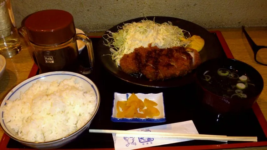 Snapdishの料理写真:厚切りロースカツ定食|日比彰さん