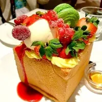 食パンの中にバニラアイス、抹茶アイスとカスタードクリーム、そしていろんなフルーツが入ってます（≧∇≦）