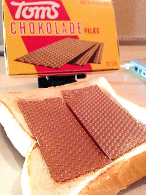 Snapdishの料理写真:デンマークのチョコレートでトースト🍫🍞|zenさん