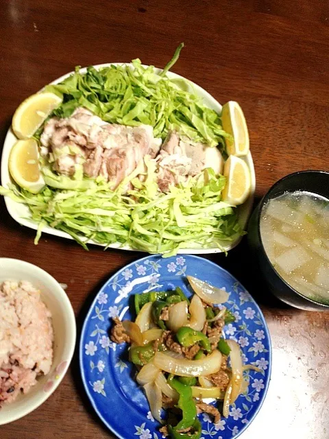 茹で豚 牛肉と野菜の中華炒め(クックドゥ) 茹で汁の味噌汁|掛谷節子さん