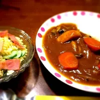 Snapdishの料理写真:カレーとサラダ♪♪|彩さん