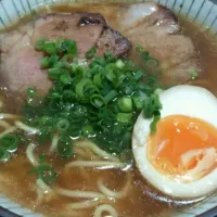 Snapdishの料理写真:手作り叉焼と煮卵の醤油拉麺|はるこさん