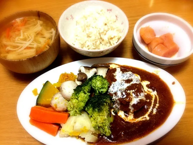 温野菜サラダと煮込みハンバーグ、コンソメスープと明太子ご飯|まりこさん