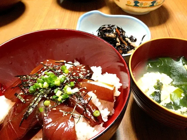 12月10日晩ご飯〜♪ハマチの漬け丼、わかめと玉子のおすまし、ひじきの煮物(=ﾟωﾟ)ﾉ|カナエさん