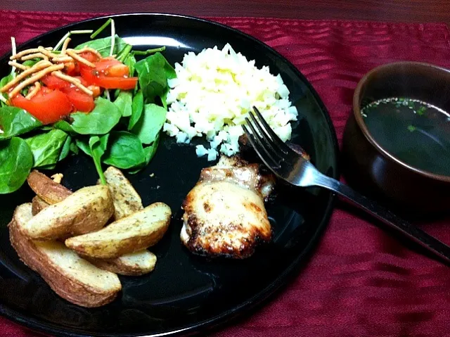 Grilled chicken, garlic potato, butter sautéed cauliflower , seaweed sesame soup|Yoshinaさん