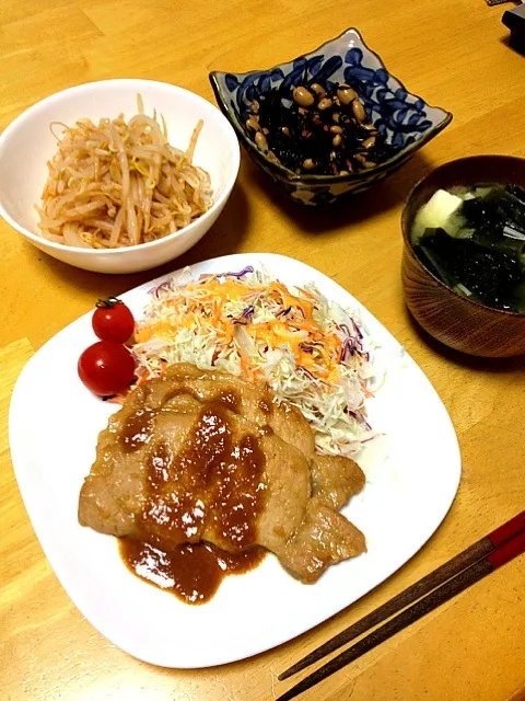 生姜焼き、モヤシのナムル、ひじき煮、味噌汁|しおんさん