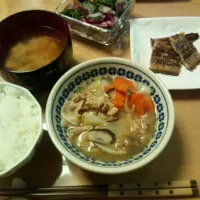 Snapdishの料理写真:豚肉と野菜の煮物定食|ミズノ　タカコさん