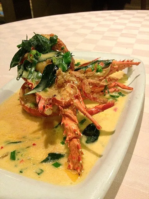 Fresh lobster in butter sauce with curry leaves.|Shing Tayさん