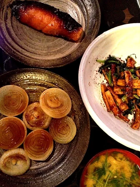 焼きオニオンリング、ちくわとネギのオイスターソース炒め、キングサーモンの味醂漬け|matsuura rikaさん