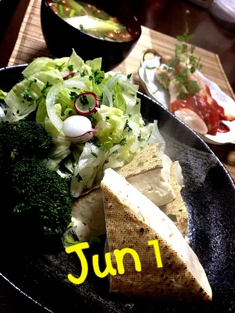 Snapdishの料理写真:温ったか焼豆腐の山盛りサラダ・ささみ焼き・なめこと長ネギのお味噌汁|中さんさん