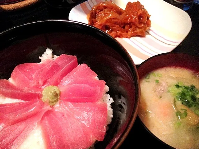 マグロ山かけ丼、豚汁、チキンチャップ|ぱんちゃんさん