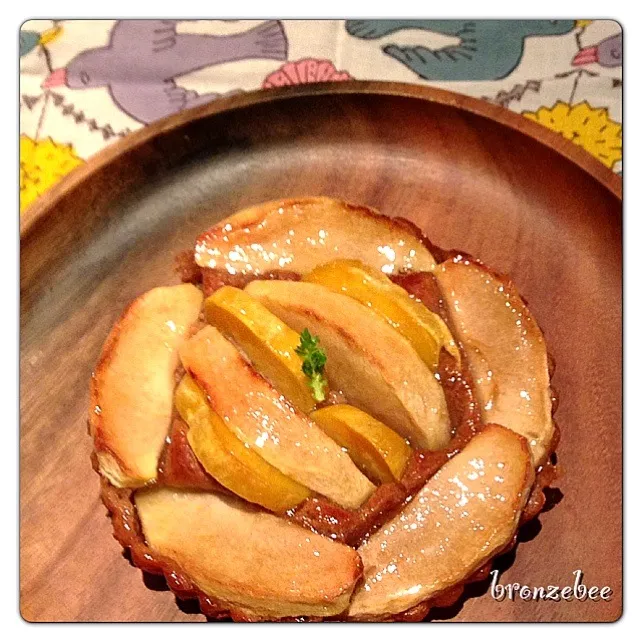 Snapdishの料理写真:りんごとさつまいものタルト🍎🍎|bronzebeeさん