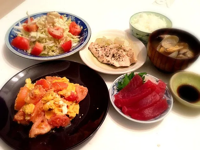 トマトと卵炒め チキンのハーブオリーブオイル蒸し 鮪 あさりのみそ汁 白菜とトマトとポテトサラダ|りさ〜ぬさん