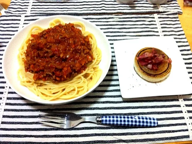 Snapdishの料理写真:ミートソーススパゲティと玉ねぎのステーキ|かおりさん