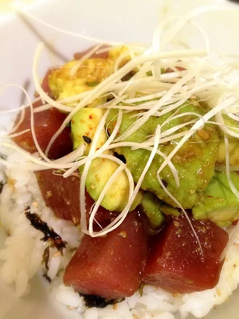 アボカドとマグロのポキ丼|よへいさん