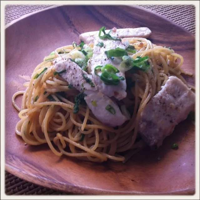 kingさんの〜メカジキの柚子コショウしょうゆパスタ作ってみた〜その為にカジキとネギ買ったのに昨夜ネギ使っちゃって💦本当は斜め切りのネギなのよ^^;|いよこ🍻さん