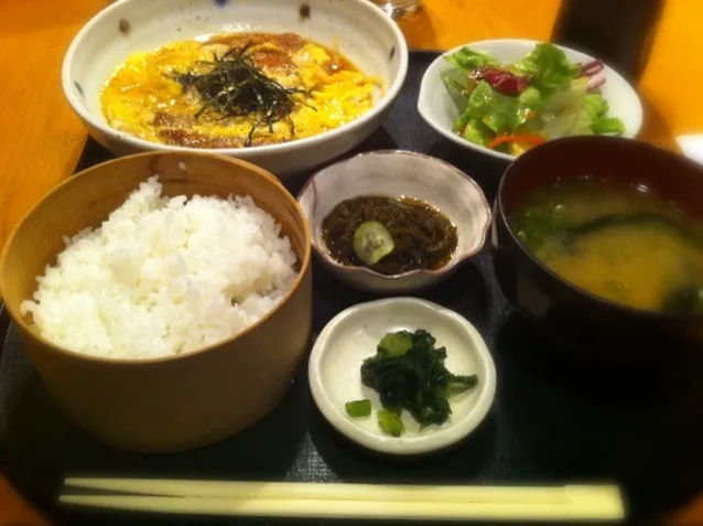 とんかつ玉子とじ定食|しんさんさん