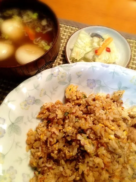 Snapdishの料理写真:手抜きキムチ炒飯とスープ餃子とニシン漬|みつなち☆さん