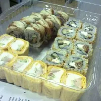 Snapdishの料理写真:sushi box, Sayuri-roll delivery|valeraさん