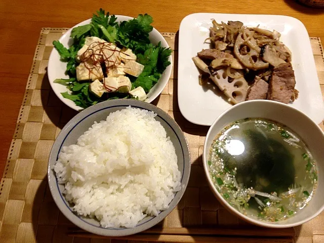 豚肉とお野菜の醤油麹炒め•春菊とお豆腐のサラダ•わかめとネギのスープ•白いご飯|よっしーさん