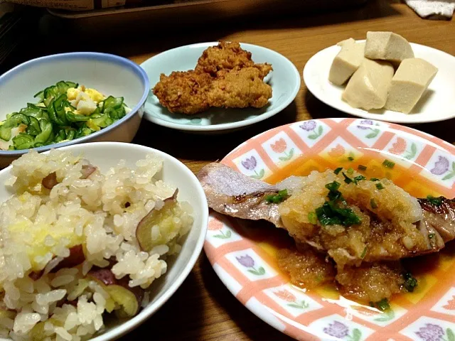 12月11日晩ご飯〜♪さつまいもご飯、ハマチの塩焼き（大根おろしポン酢）きゅうりと炒り卵の酢の物、蓮根のおろし揚げ、高野豆腐|カナエさん