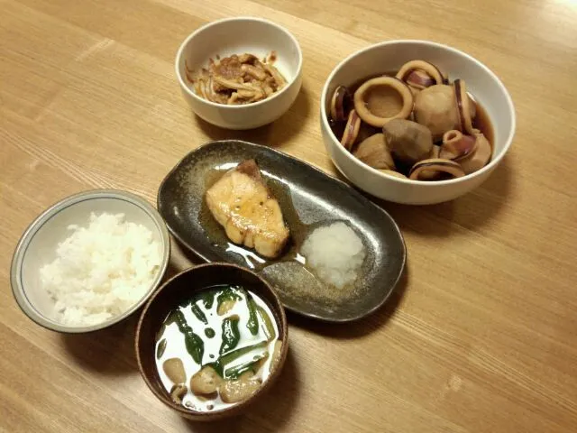 ブリの照り焼き・大根おろし　里芋とイカの煮物　小松菜と油あげの味噌汁|おざわひろこさん