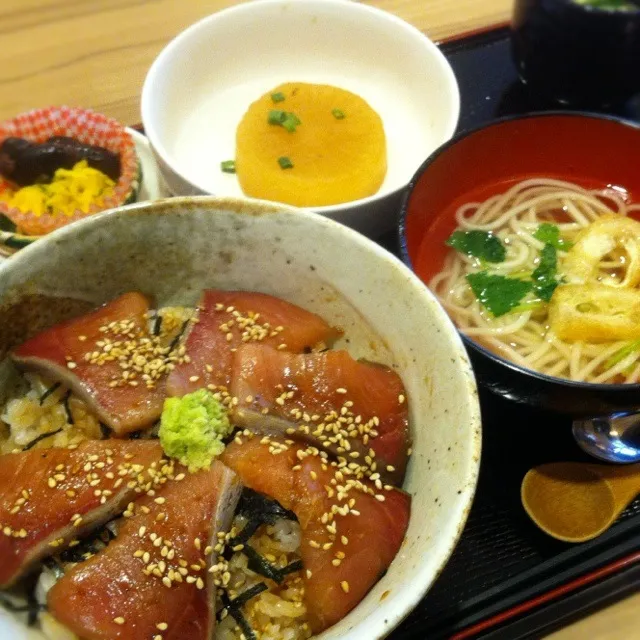 121211 四季膳@神田司町
築地特選定食(鰤の漬け丼) 780円|ogu_oguさん