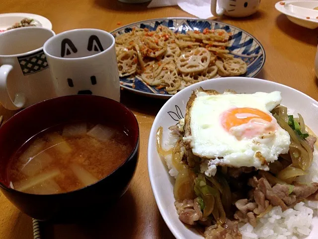 Snapdishの料理写真:豚照りたま丼ときんぴら蓮根＆味噌汁|お父ちゃんファミリーさん