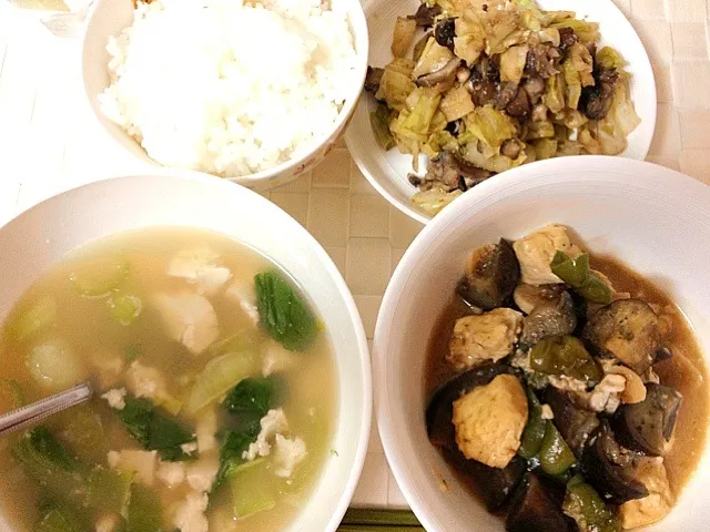 Snapdishの料理写真:青梗菜と豆腐のスープ
なすピーマン味噌炒め
舞茸キャベツ和え
ご飯|こなつさん