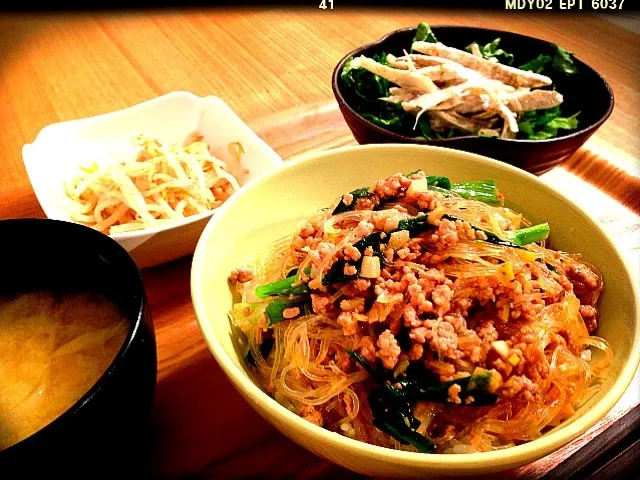 豚肉と春雨のピリ辛丼☆ごぼうのサラダ☆もやしのナムル☆キャベツの味噌汁|kazukazumamaさん