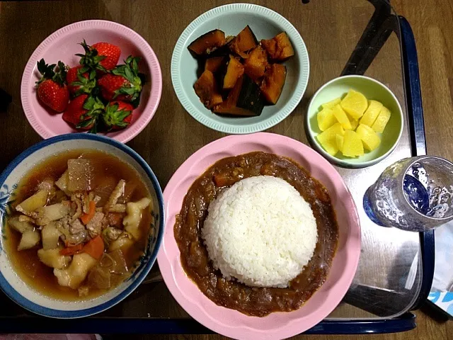 晩御飯＊すいとん、カレー、いちご、沢庵、かぼちゃの煮物|まゆめろさん