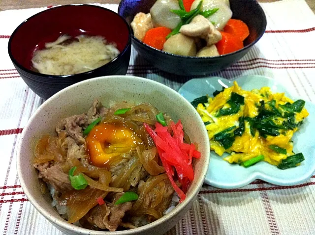 牛丼黄身醤油漬けのせ・里芋とり肉人参煮物・ニラ卵・舞茸味噌汁|まーままさん