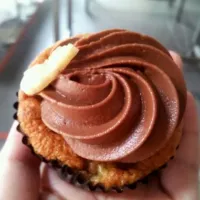 Snapdishの料理写真:Milk Chocolate Banana Cupcakes|WHさん