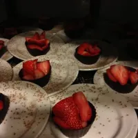 Chocolate cups with strawberries in it|Real bさん