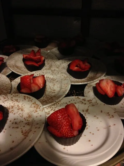 Chocolate cups with strawberries in it|Real bさん