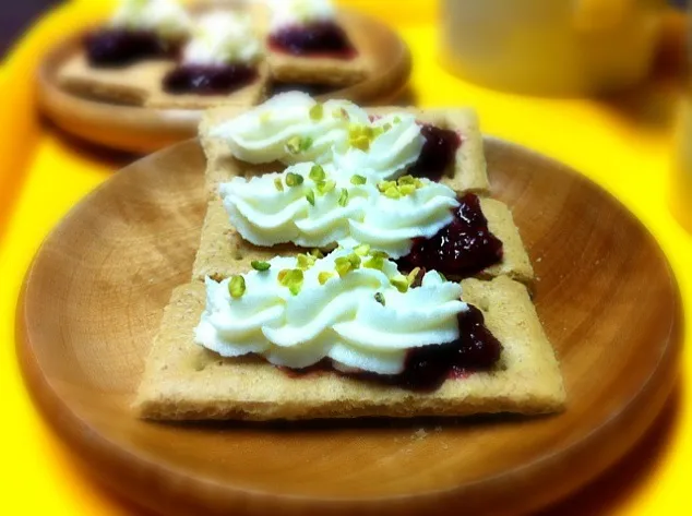 Snapdishの料理写真:Raspberry jam and cream cheese frosting on honey graham crackers|cheesyさん