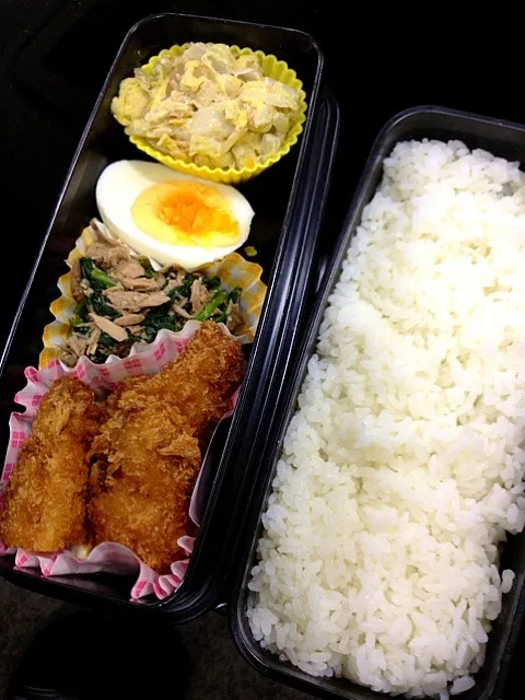 Snapdishの料理写真:お弁当 鮭フライ ほうれん草ツナ|庭のうぐいすさん