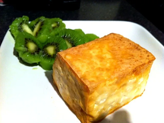 Tofu and kiwi for dinner|Abby Macalinoさん