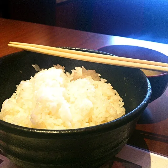 ご飯大盛♪ご飯おお……(つд⊂)ｺﾞｼｺﾞｼ（；ﾟ Дﾟ） …！？|かじぃさん