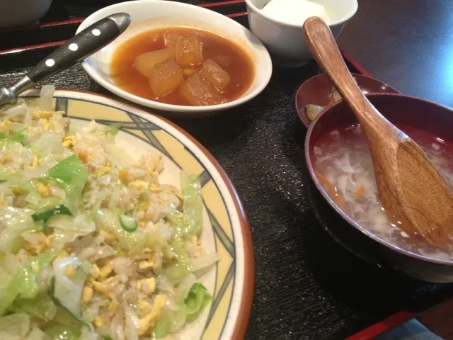 Snapdishの料理写真:レタス炒飯を頂きました。|momongatomoさん