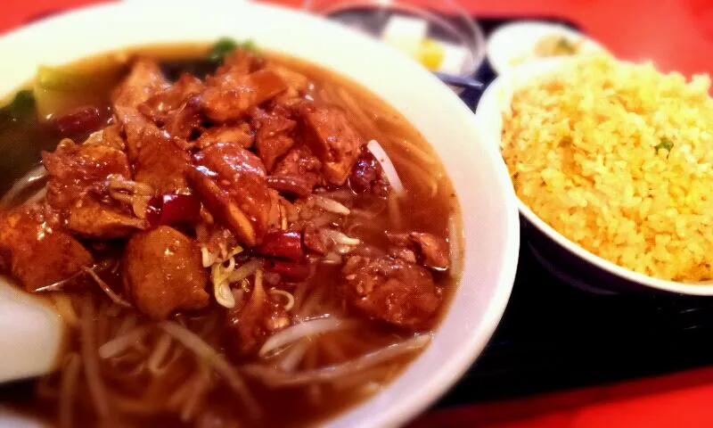 Snapdishの料理写真:日替わり(鶏辛麺とひき肉丼　特注チャーハン)|katsu7dさん