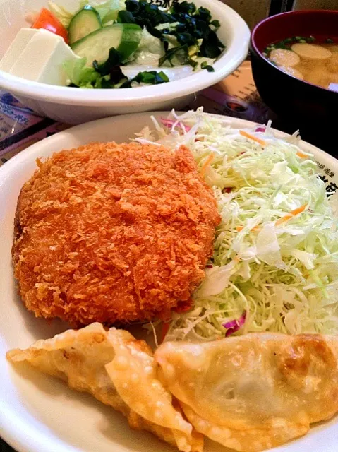 Snapdishの料理写真:大きなメンチカツと揚げ餃子に、野菜サラダ＠さくら水産 #さくら水産 #昼ごはん #昼飯|Takashi H.さん