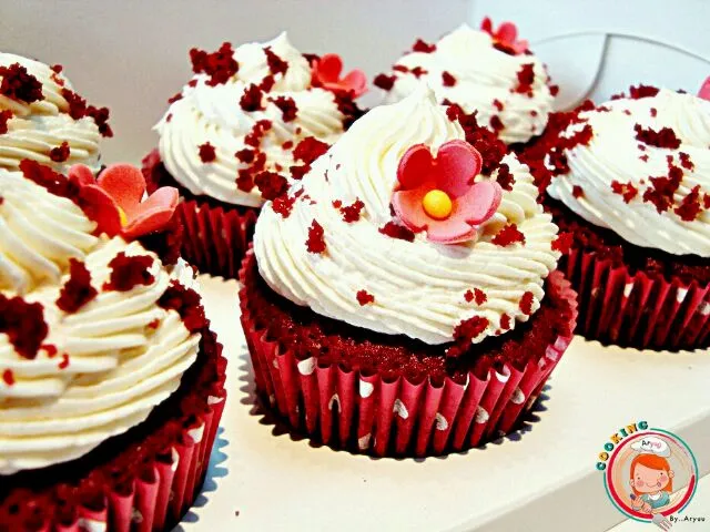 red velvet cupcakes by ARYUU|ARYUUさん