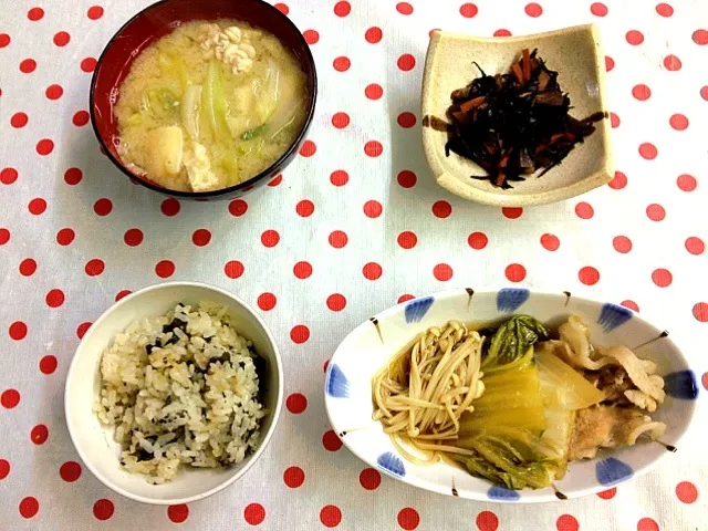 Snapdishの料理写真:豚バラと白菜とえのき煮、ひじき煮、たちの味噌汁、わかめごはん|ゆりさん