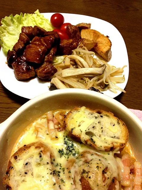 Snapdishの料理写真:豚バラ肉のスパイシー焼き・米粉バケットのオニオングラタンスープ|パンダ母さん🐼さん