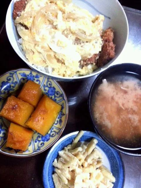 実家の味 かつ丼 かぼちゃの煮物 さつまいもサラダ えのきとふの味噌汁|野崎恵理さん